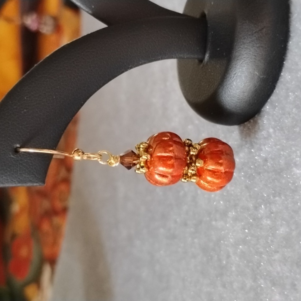 🎃Hand Crafted Pumpkin Beaded Earrings🎃 - Picture 3 of 5